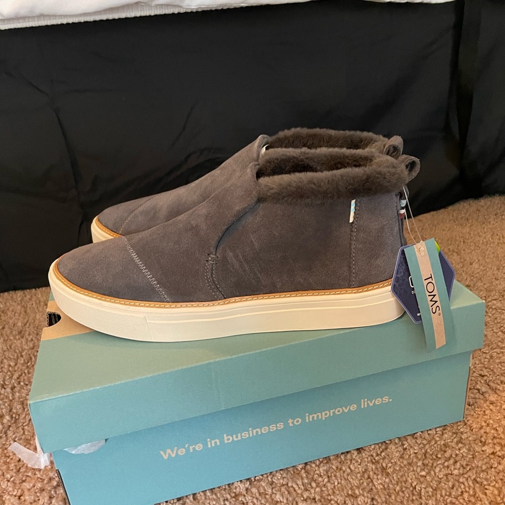 Women’s Toms Paxton Sneakers (brand new, size 9)